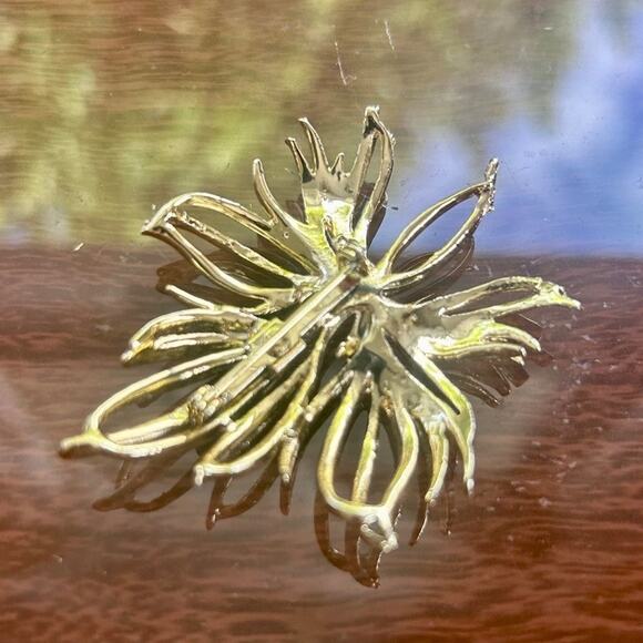 Vintage Leaf Brooch, Gold Tone Modern Designed Estate Lapel Pin - Picture 3 of 6